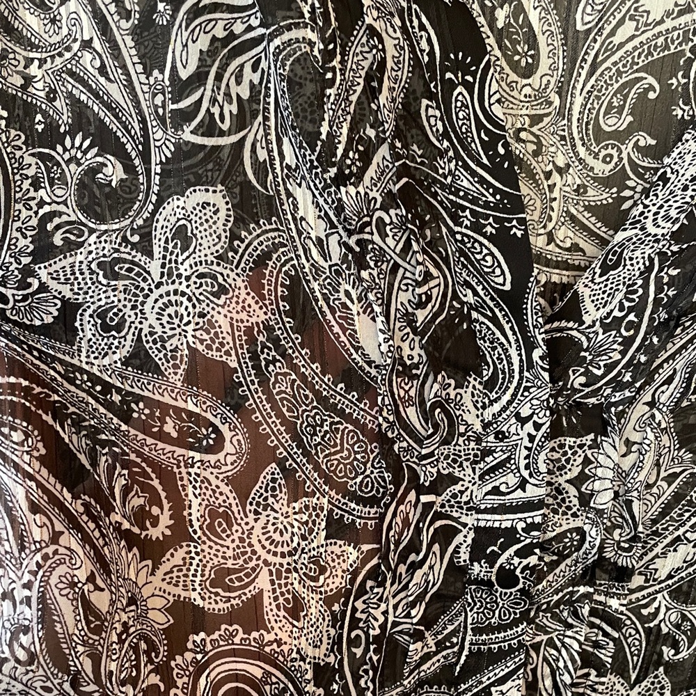 Vince Camuto Black and White Paisley Flutter Sleeve Blouse Size 1X - Picture 3 of 10